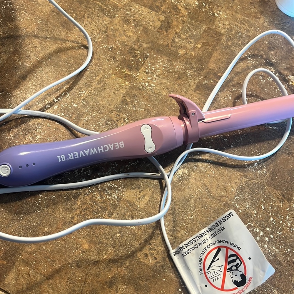 Beachwaver B1 1 inch barrel. Used twice wasn’t for me!